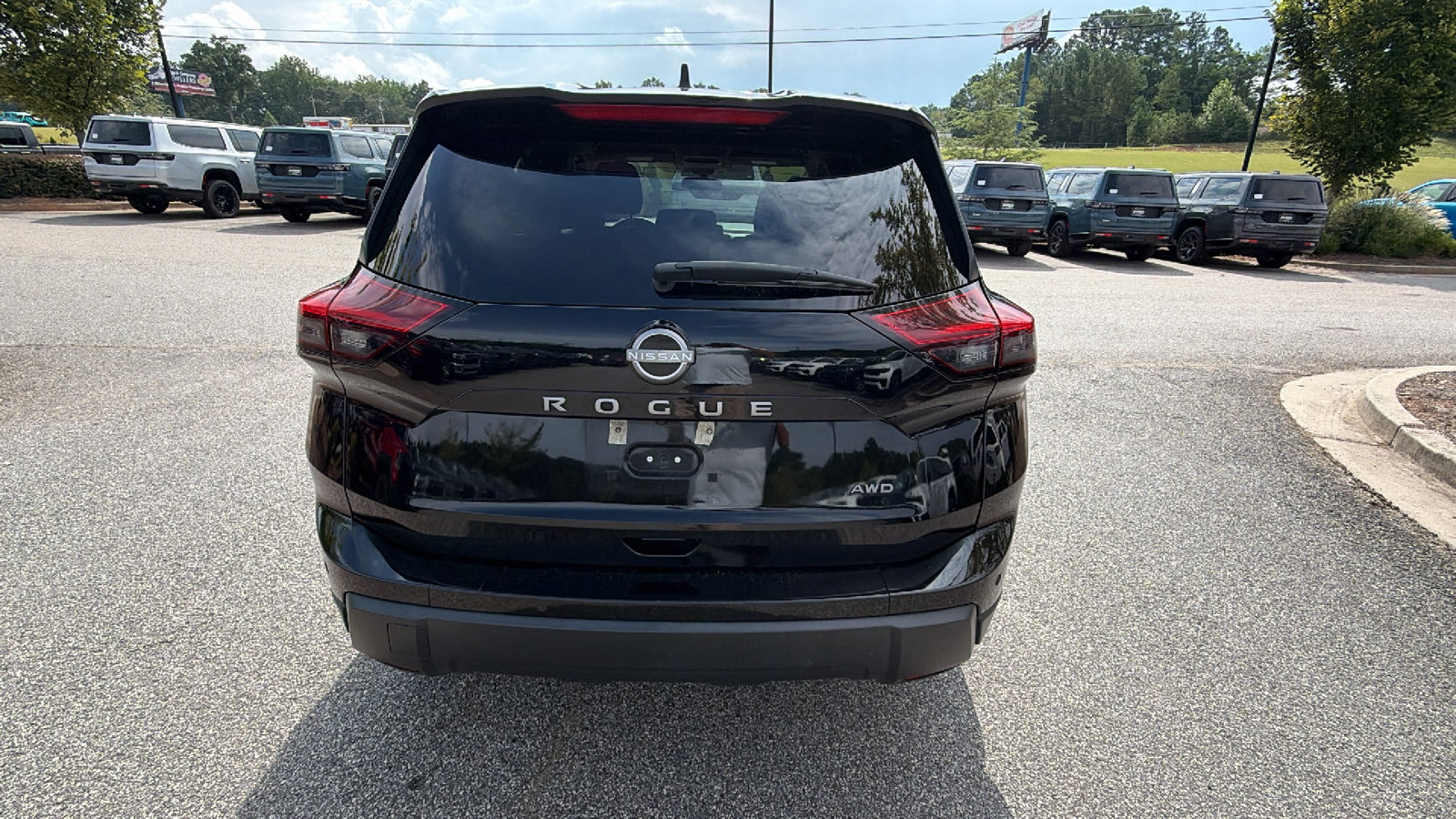 Used 2024 Nissan Rogue S AWD/4WD image 9