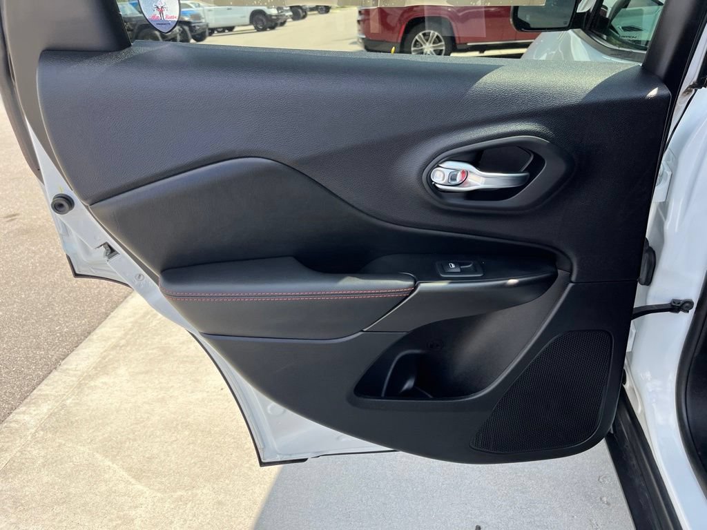 Used 2019 Jeep Cherokee Trailhawk AWD/4WD image 17