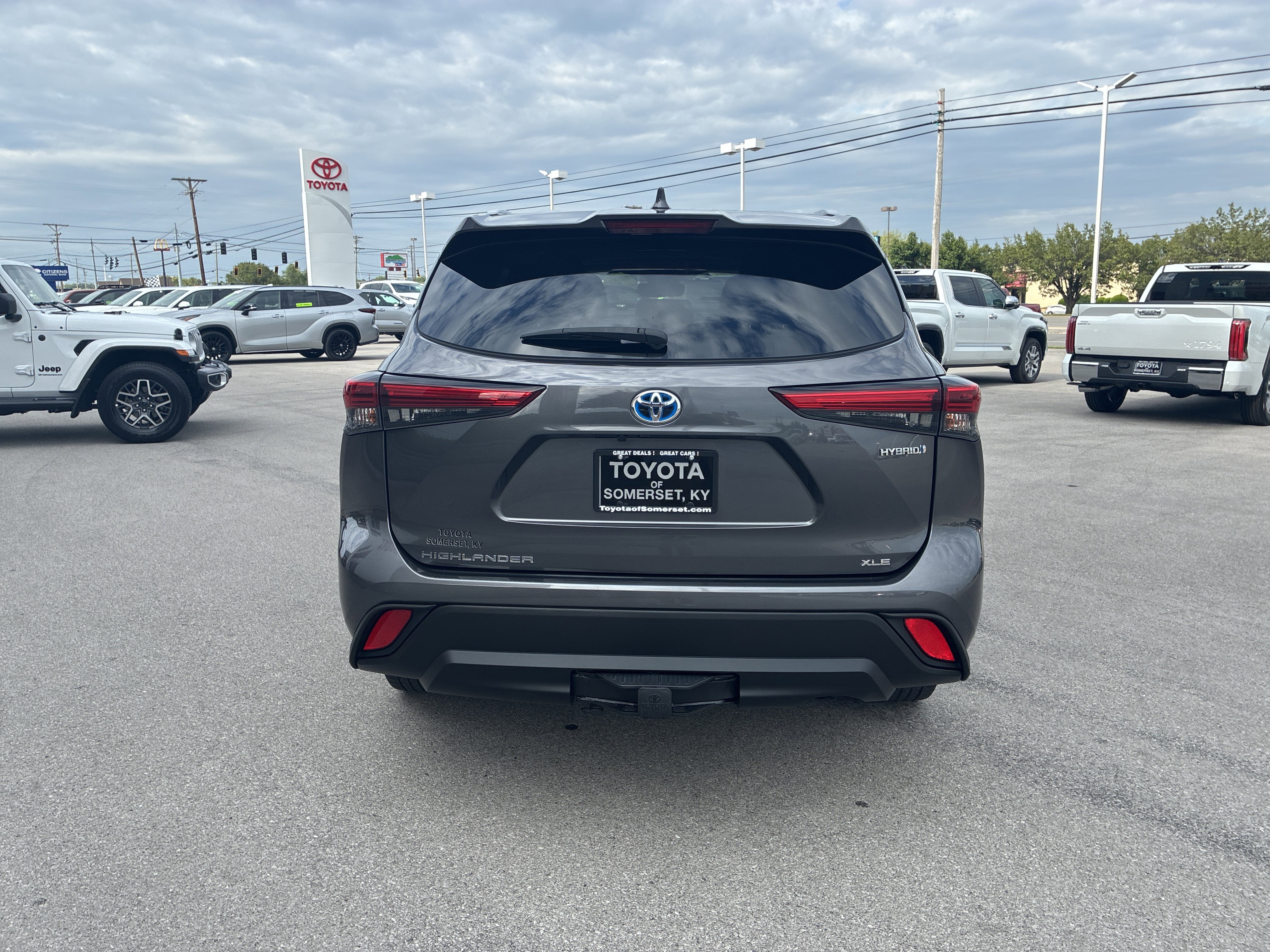 Used 2023 Toyota Highlander XLE AWD/4WD image 13