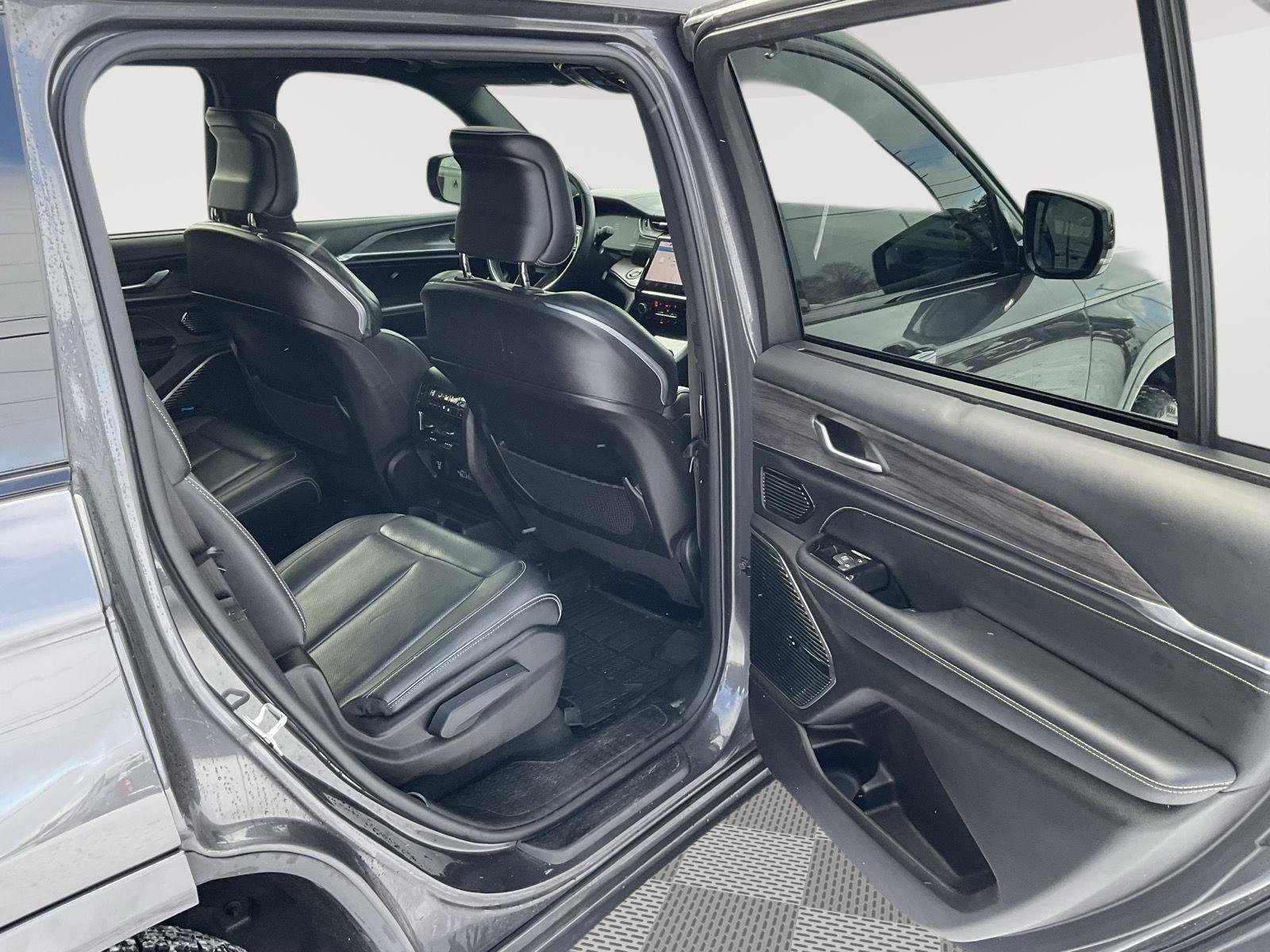 Used 2022 Jeep Grand Cherokee L Overland w/ Luxury Tech Group IV image 16