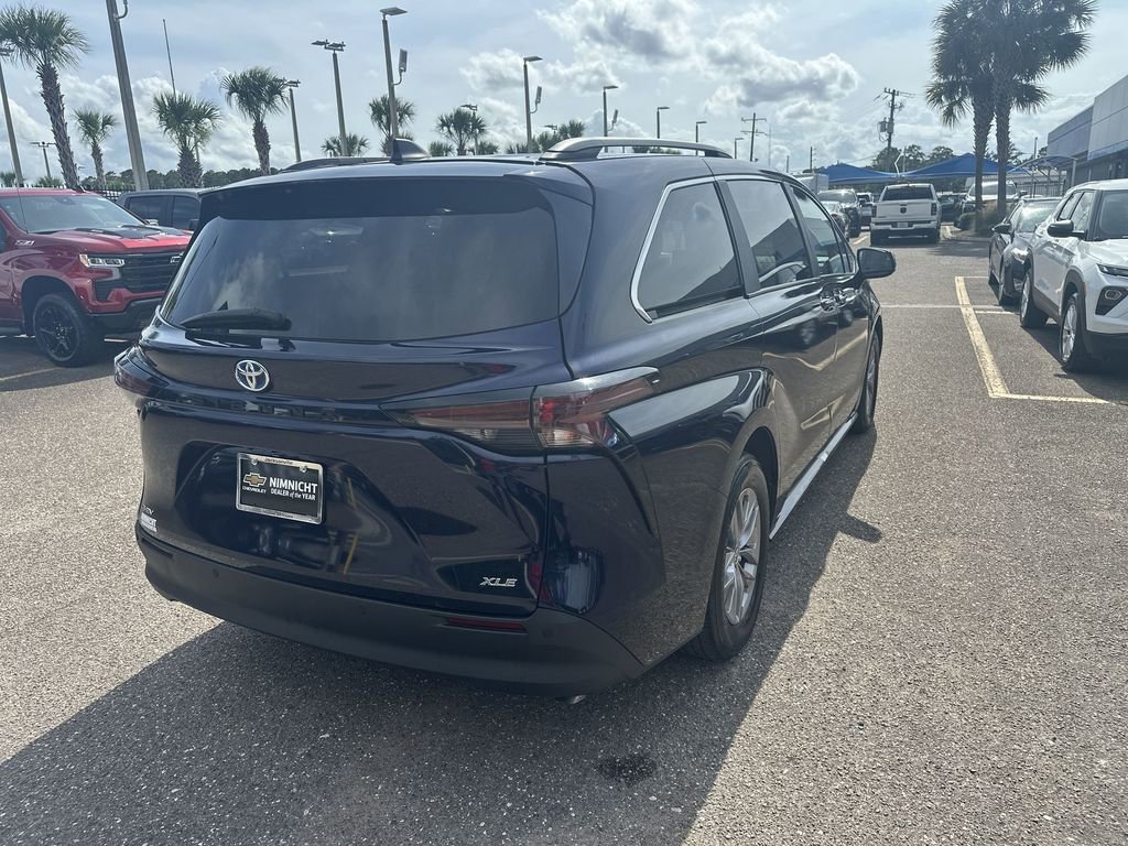 Used 2025 Toyota Sienna XLE FWD image 16