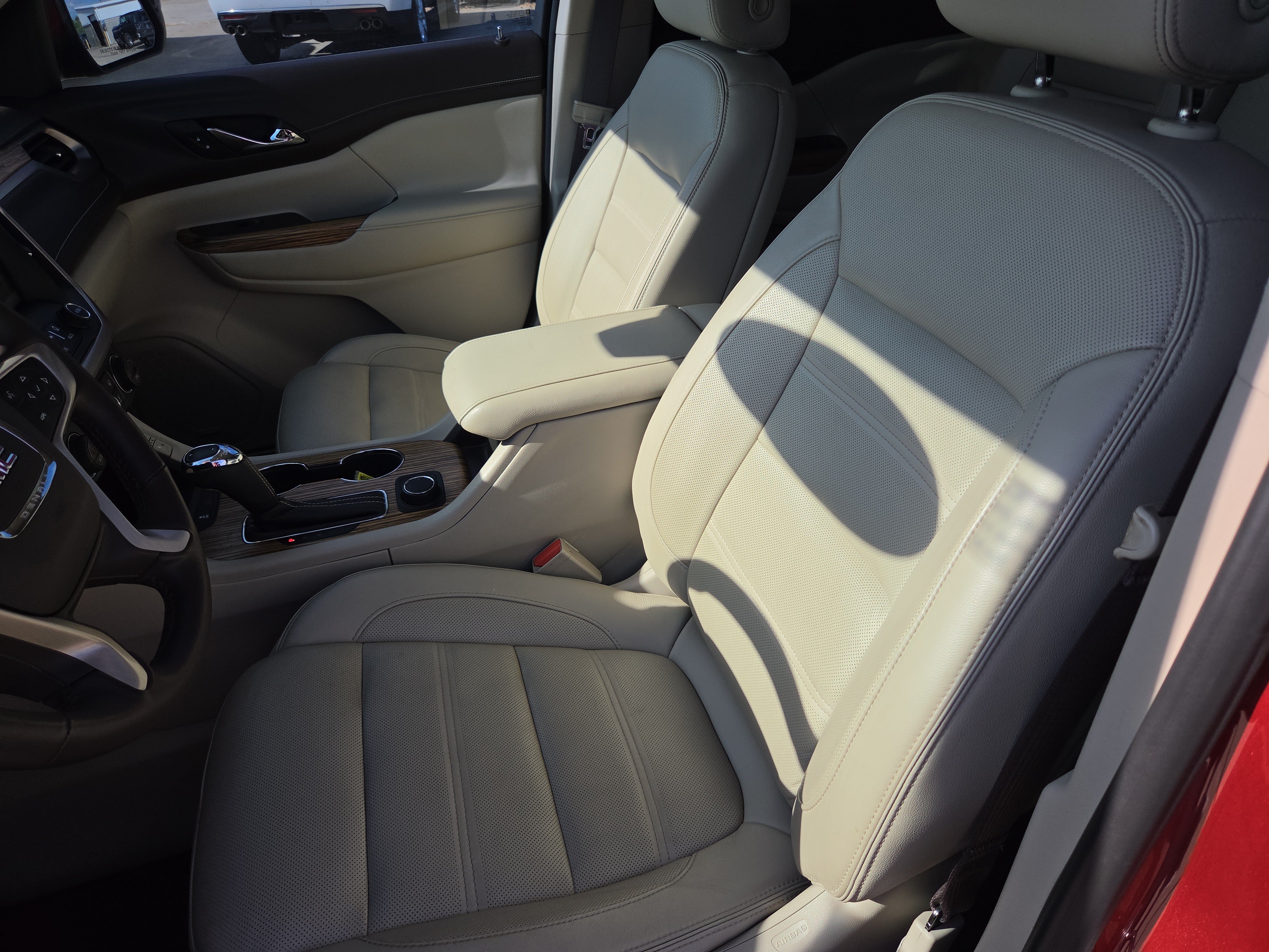 Used 2019 GMC Acadia Denali w/ Technology Package FWD image 16