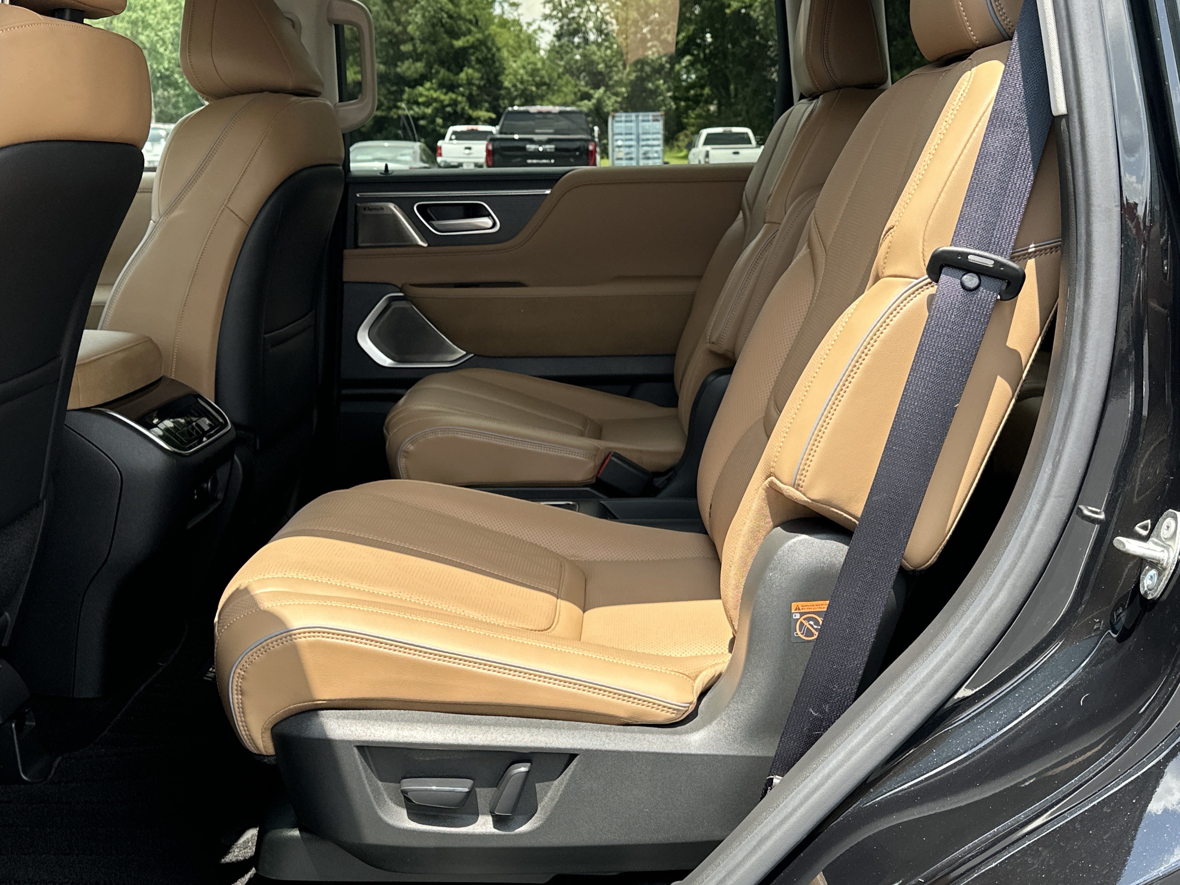 Used 2025 INFINITI QX80 Sensory AWD/4WD image 16