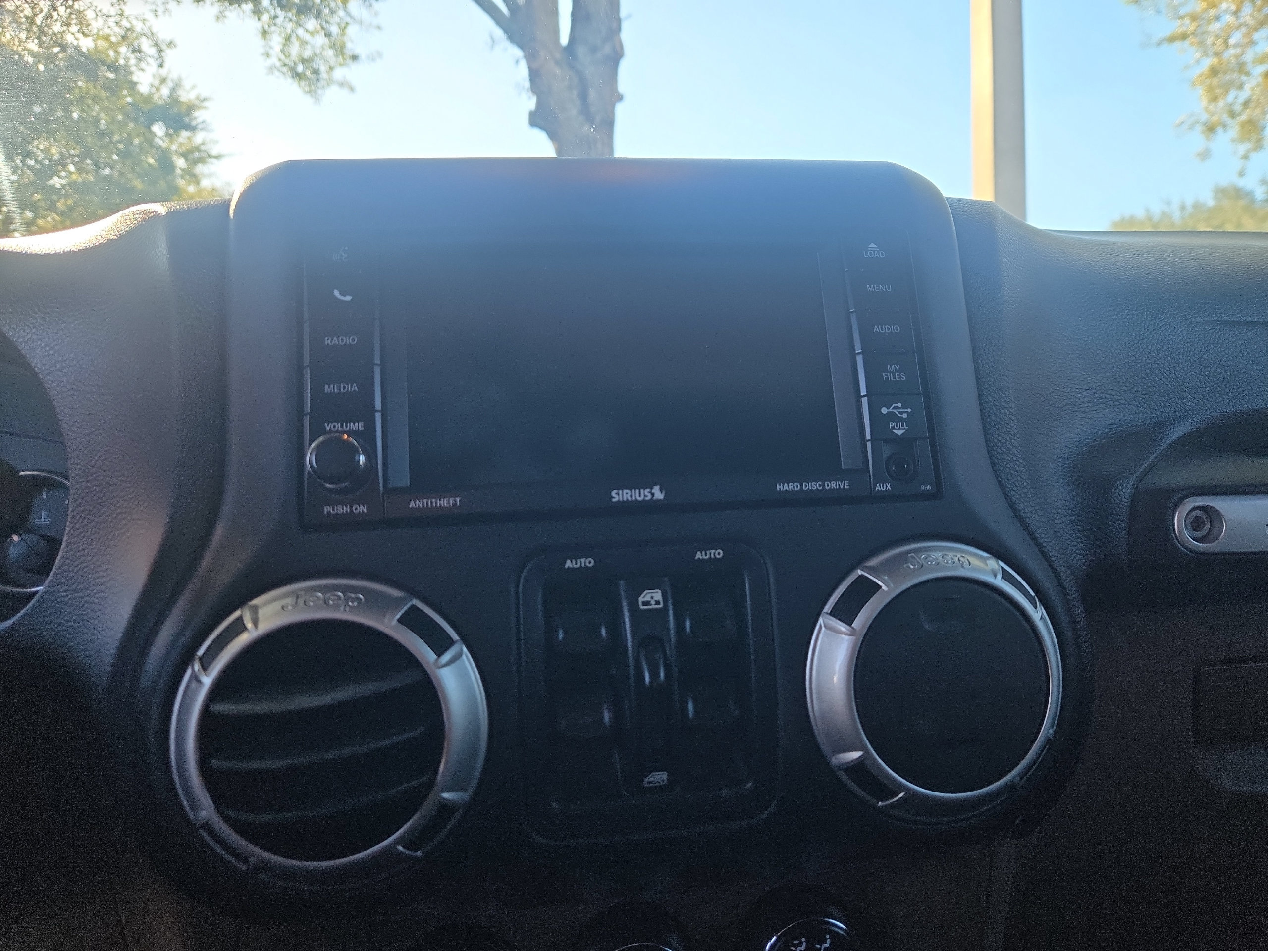 Used 2015 Jeep Wrangler Unlimited Sahara w/ Connectivity Group AWD/4WD image 13