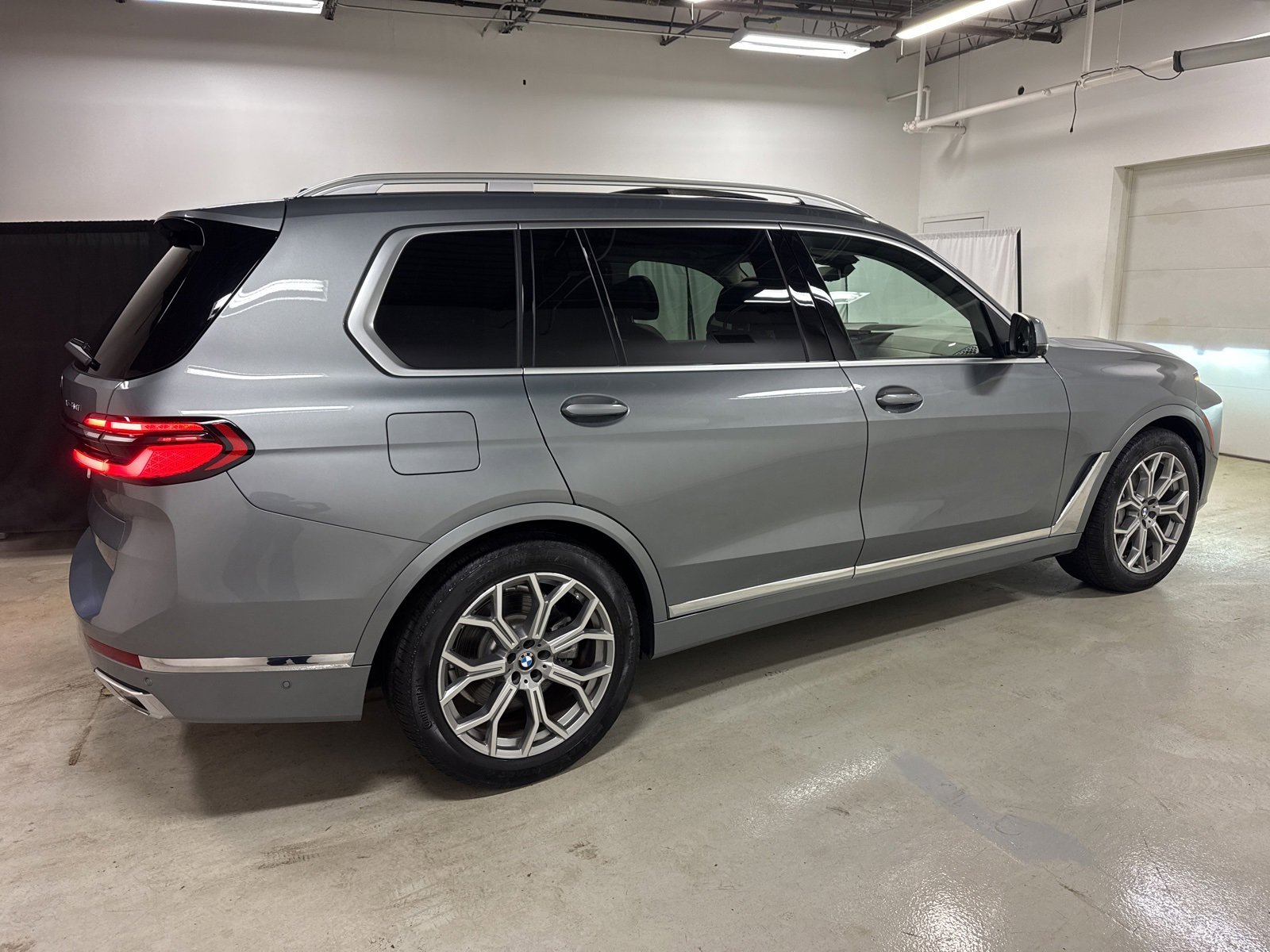 Used 2025 BMW X7 xDrive40i w/ Premium Package image 8