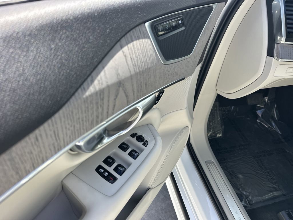 Used 2025 Volvo XC90 B5 Plus w/ Protection Package Premier image 18