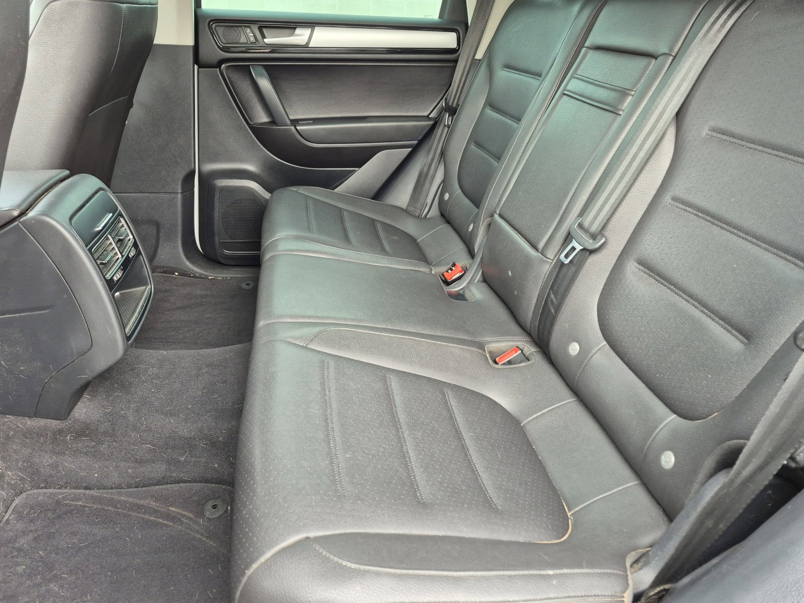 Used 2014 Volkswagen Touareg Sport image 17