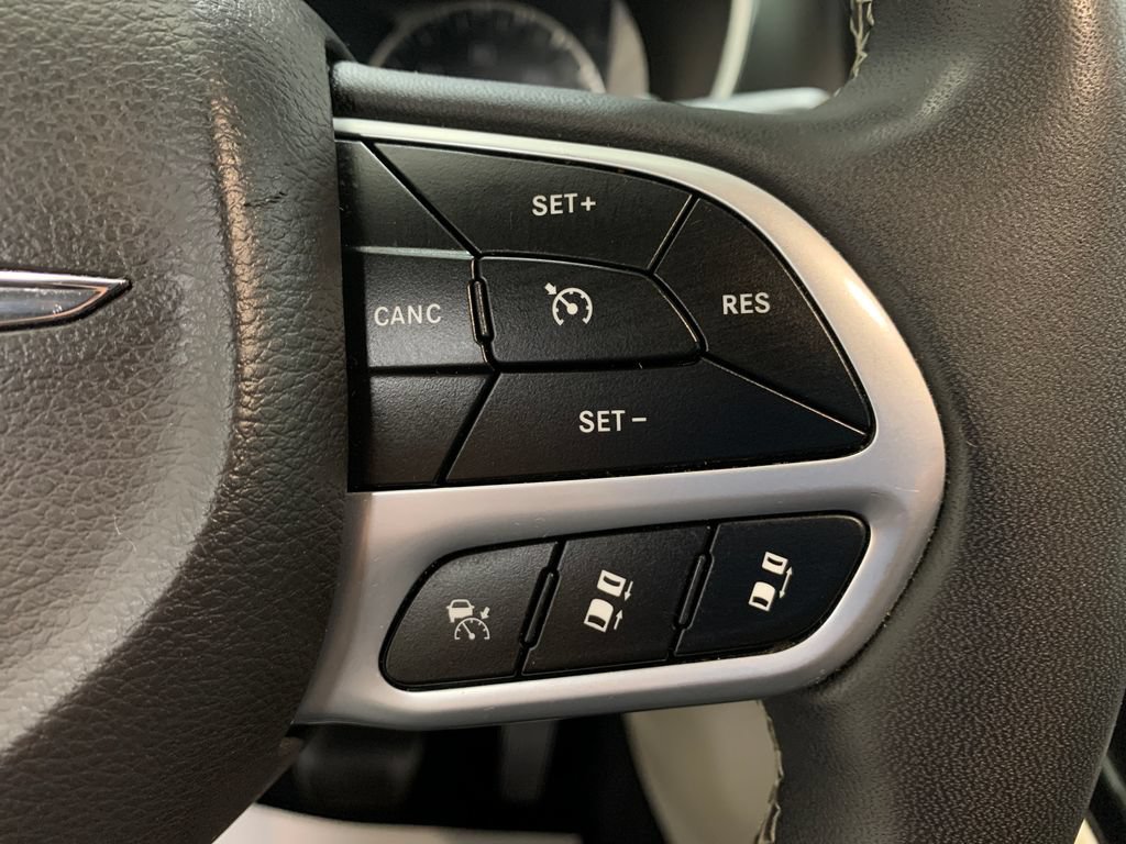 Used 2024 Chrysler Pacifica Touring-L FWD image 26
