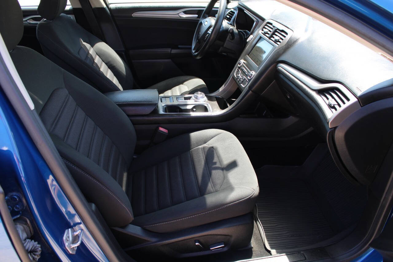 Used 2017 Ford Fusion SE w/ Fusion SE Technology Package FWD image 12