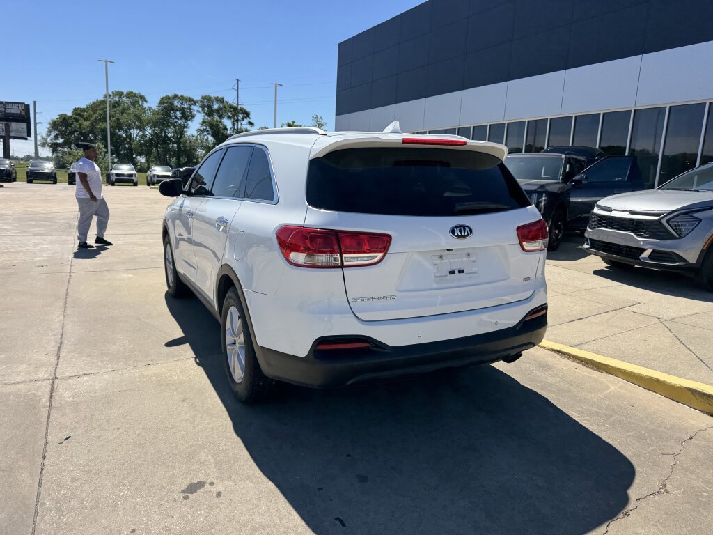 Used 2017 Kia Sorento LX w/ LX Convenience Package image 18