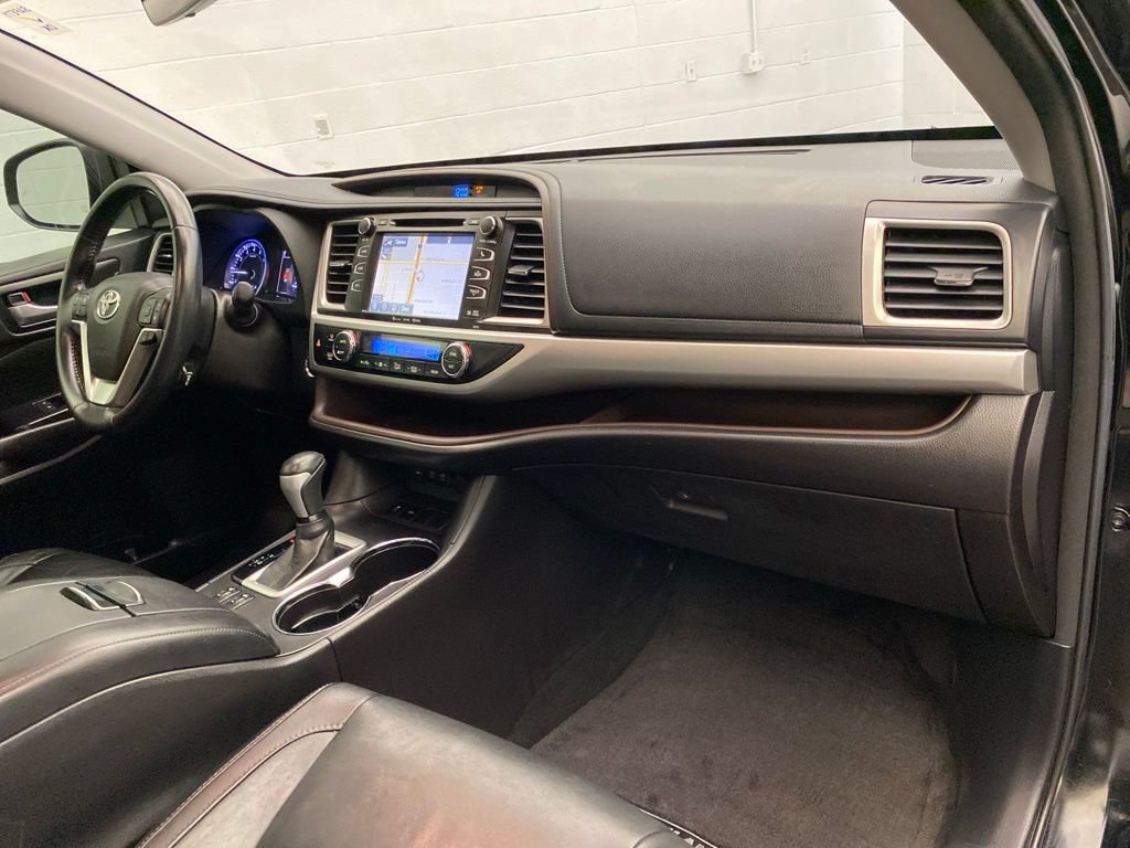 Used 2017 Toyota Highlander XLE w/ Carpet Mat Package FWD image 25
