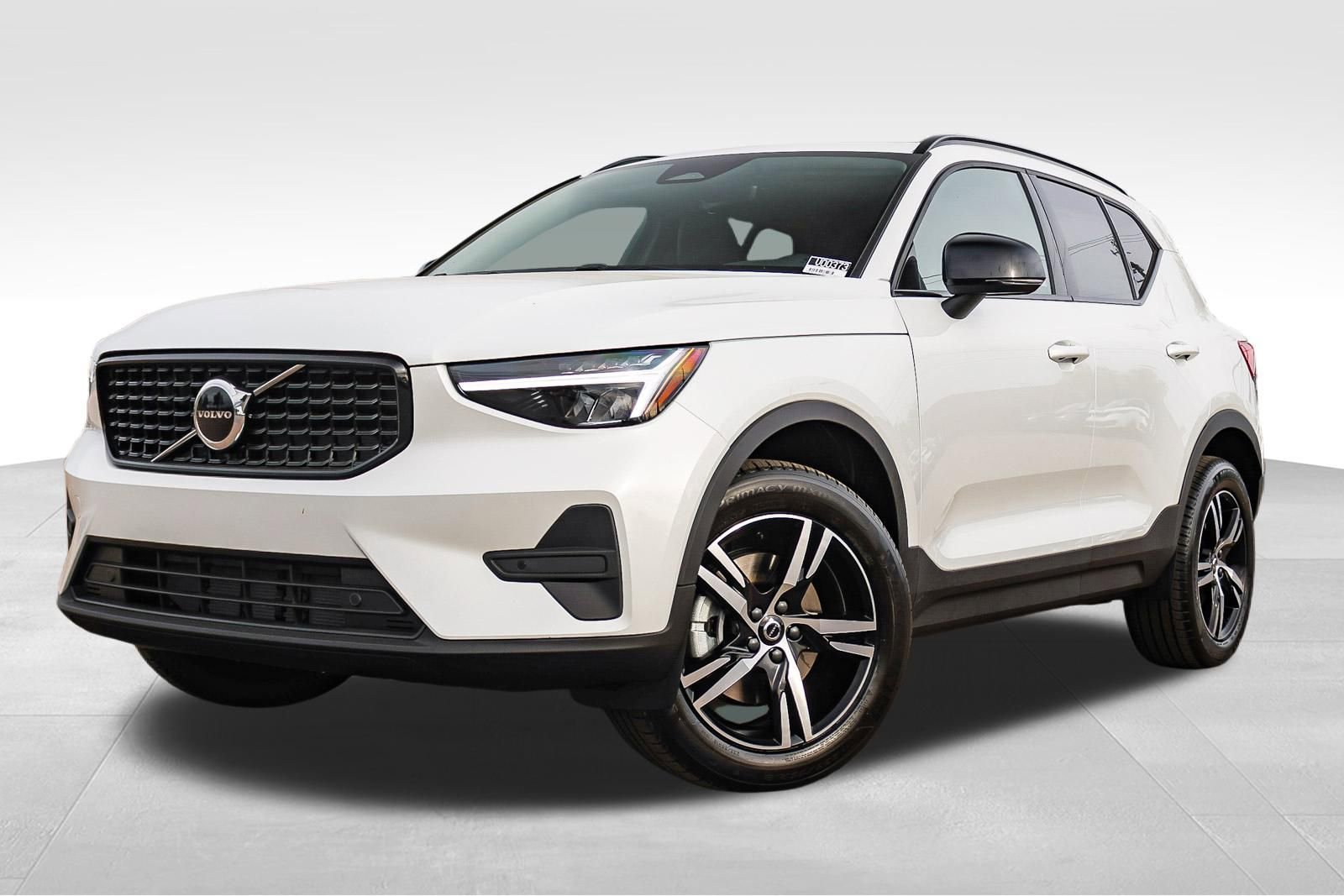 New 2026 Volvo XC40 B5 Core w/ Climate Package
