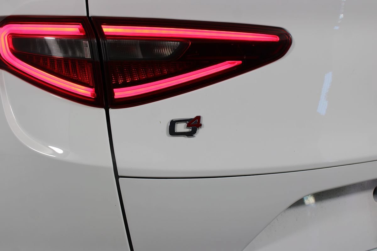 Used 2023 Alfa Romeo Stelvio Veloce AWD/4WD image 40