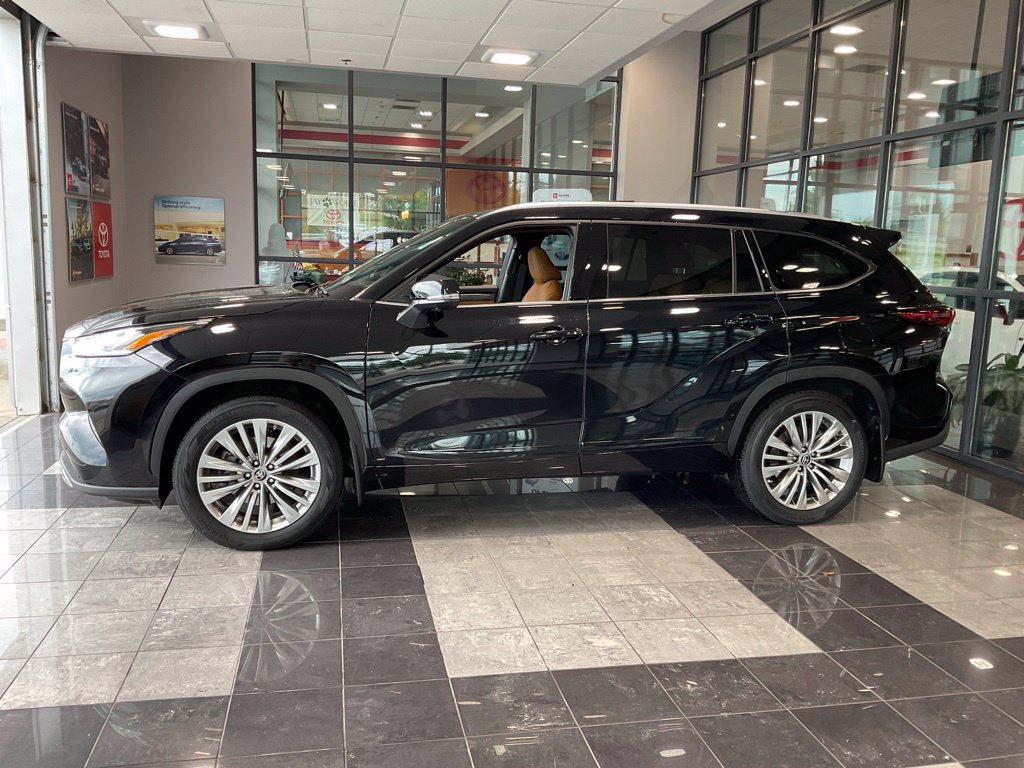 Used 2024 Toyota Highlander Platinum AWD/4WD image 3