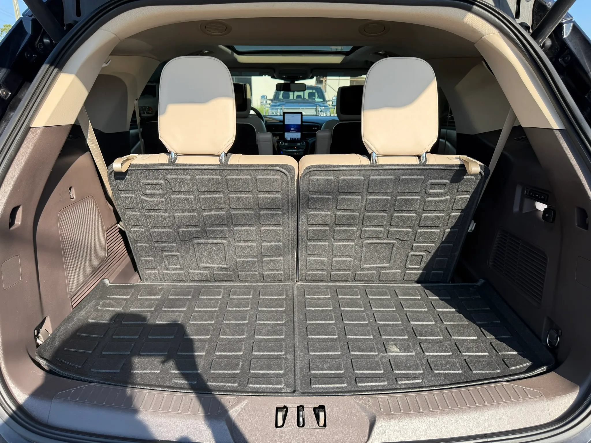 Used 2021 Ford Explorer Platinum w/ Equipment Group 601A AWD/4WD image 24