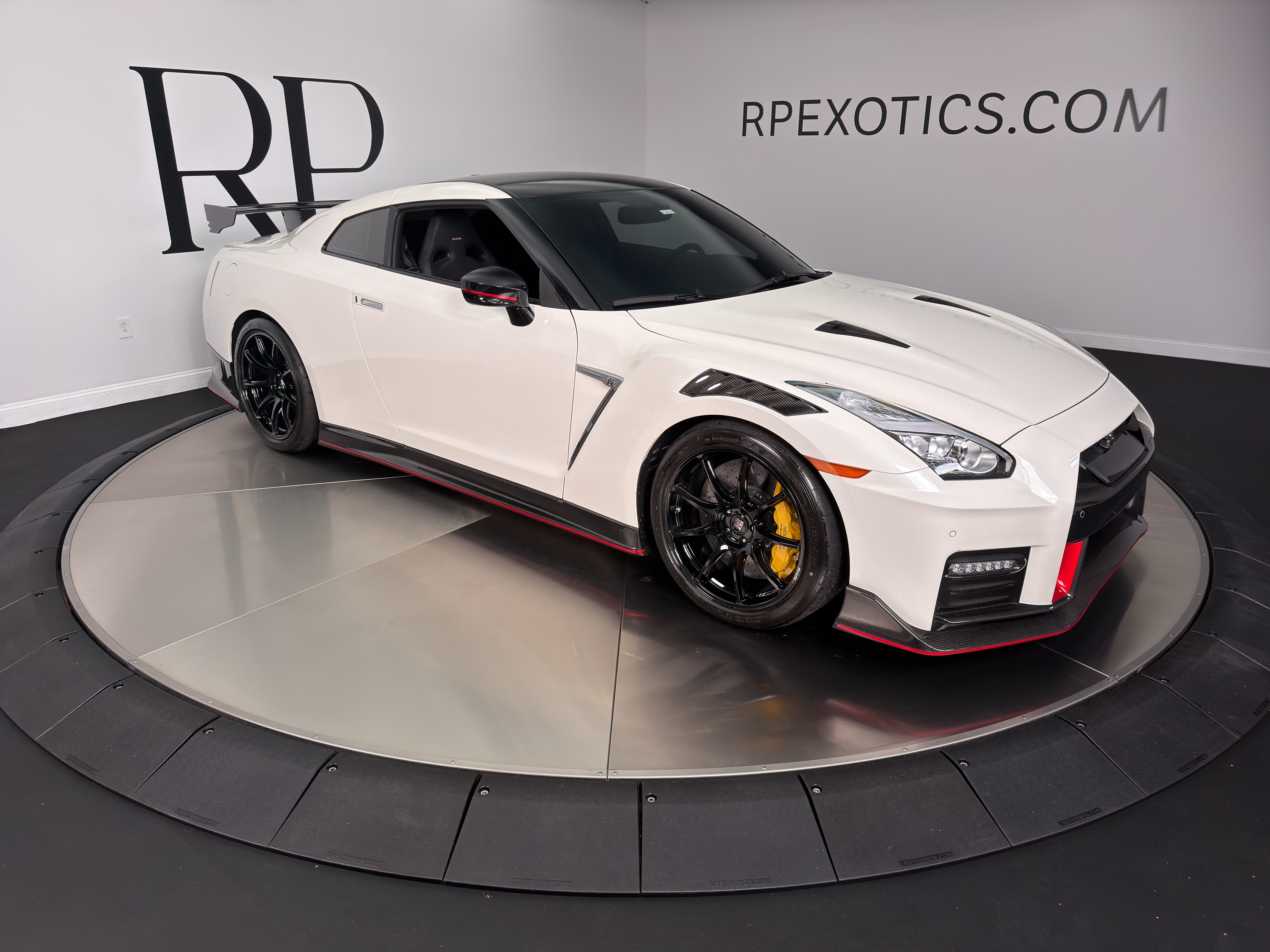 Used 2021 Nissan GT-R NISMO AWD/4WD image 11
