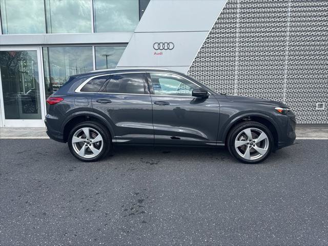 Used 2025 Audi Q5 Premium Plus w/ Premium Plus AWD/4WD image 2