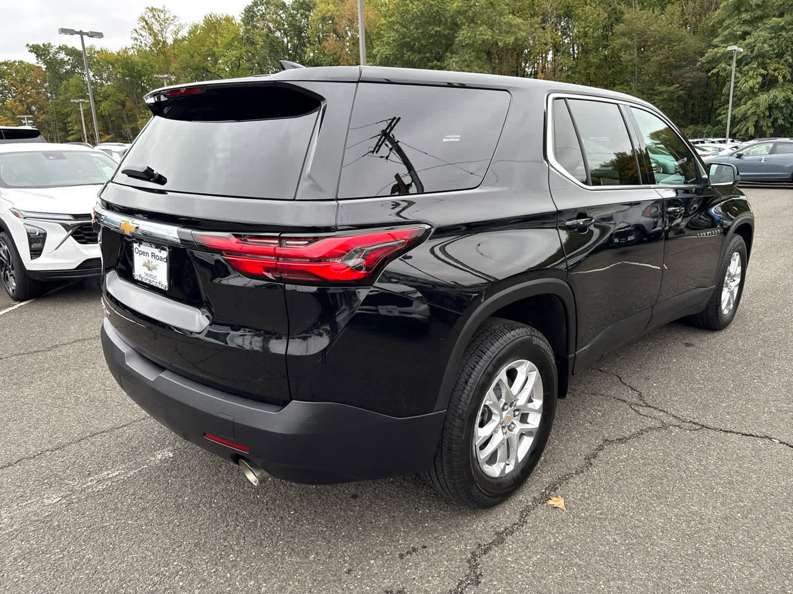 Used 2023 Chevrolet Traverse LS image 8
