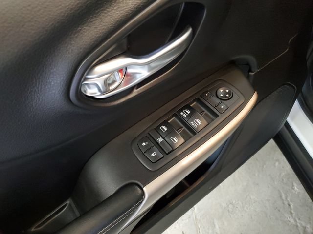 Used 2018 Jeep Cherokee Limited w/ Technology Group AWD/4WD image 12
