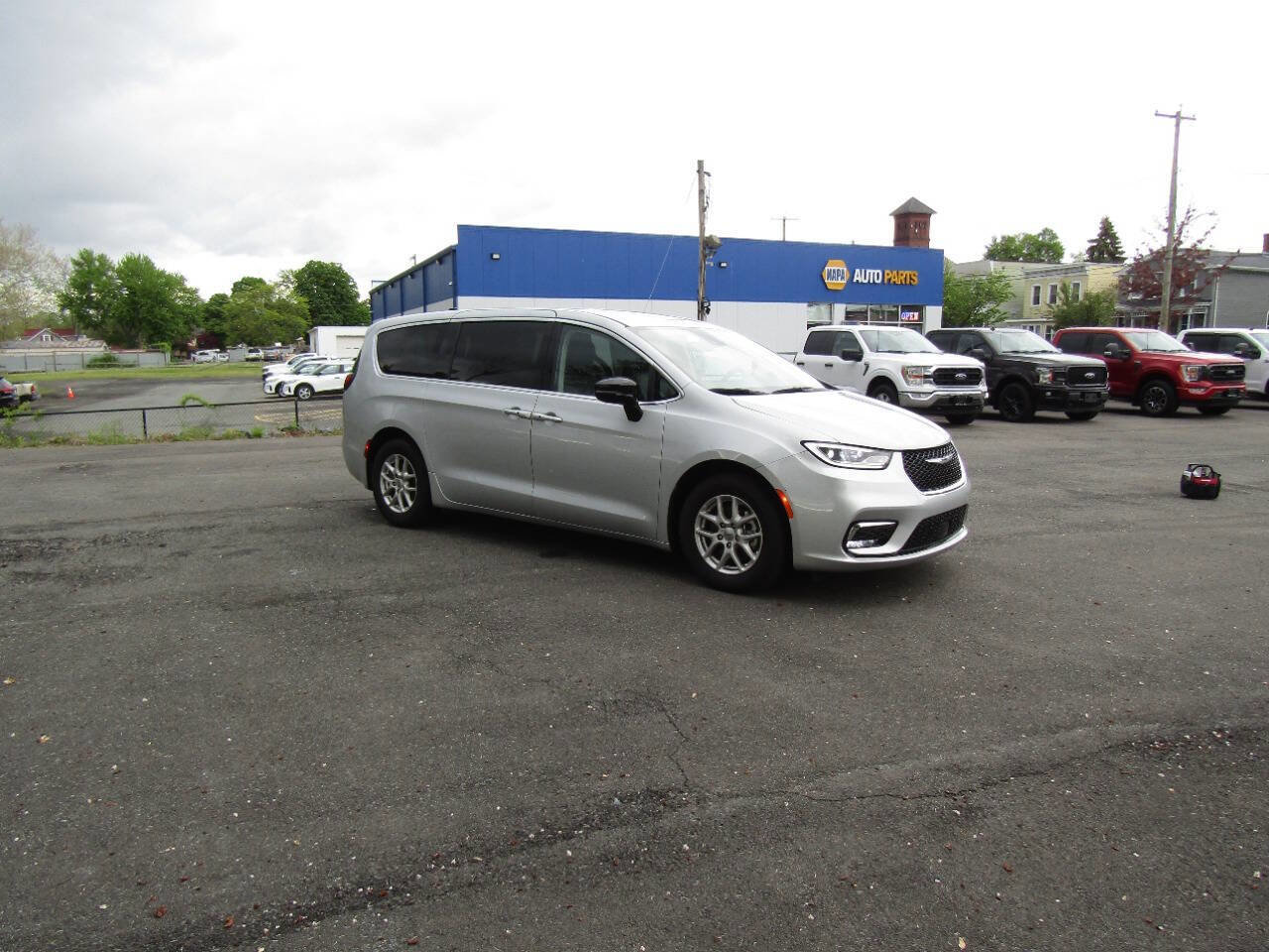 Used 2024 Chrysler Pacifica Touring-L FWD image 9