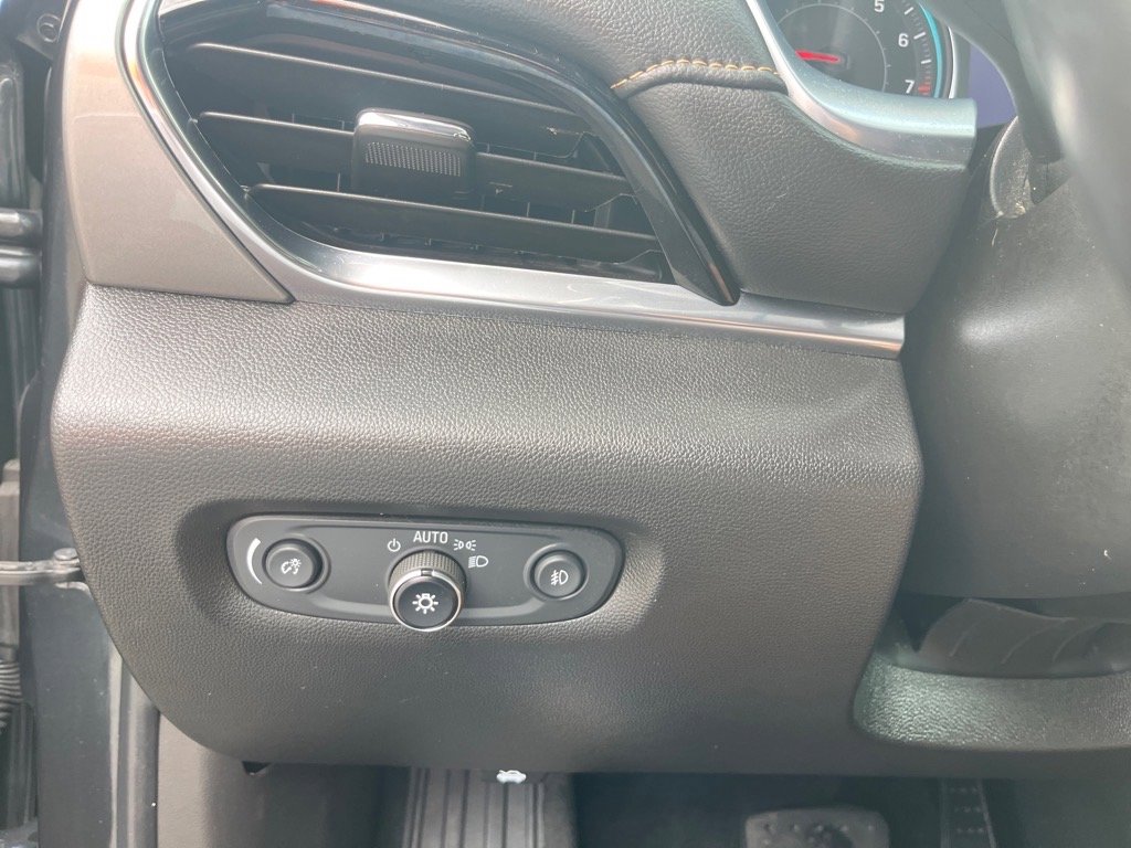 Used 2021 Chevrolet Traverse LT image 16