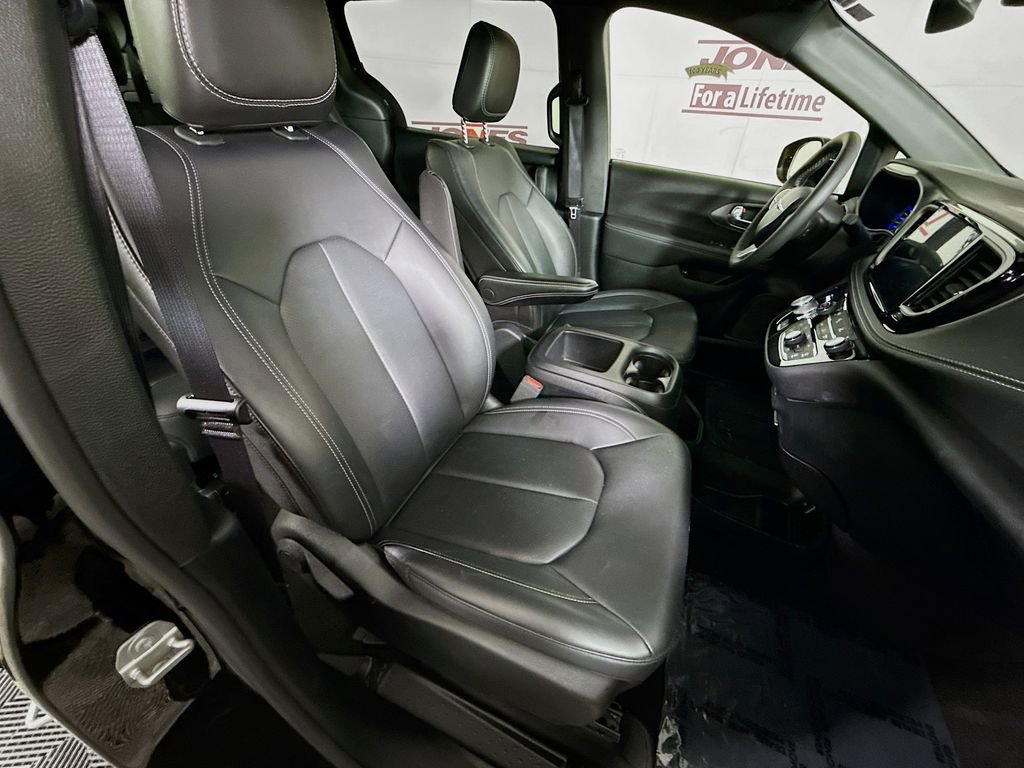 Used 2025 Chrysler Pacifica Select FWD image 32