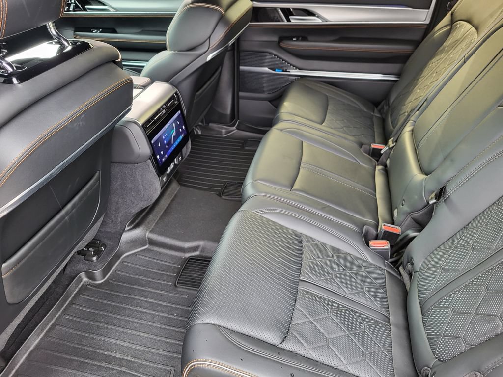 Used 2023 Jeep Grand Wagoneer Series III AWD/4WD image 21