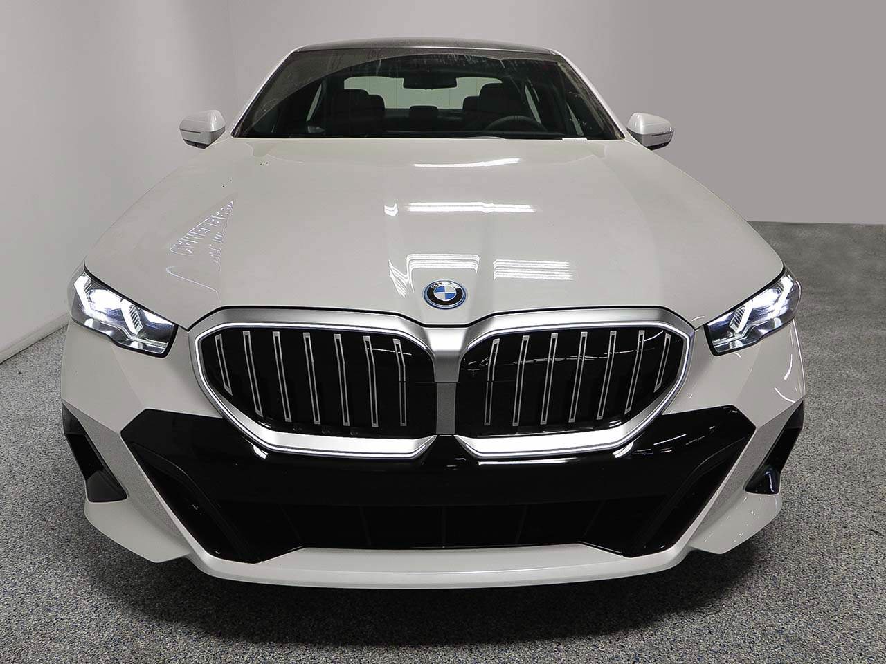 New 2027 BMW 550e xDrive AWD/4WD image 2