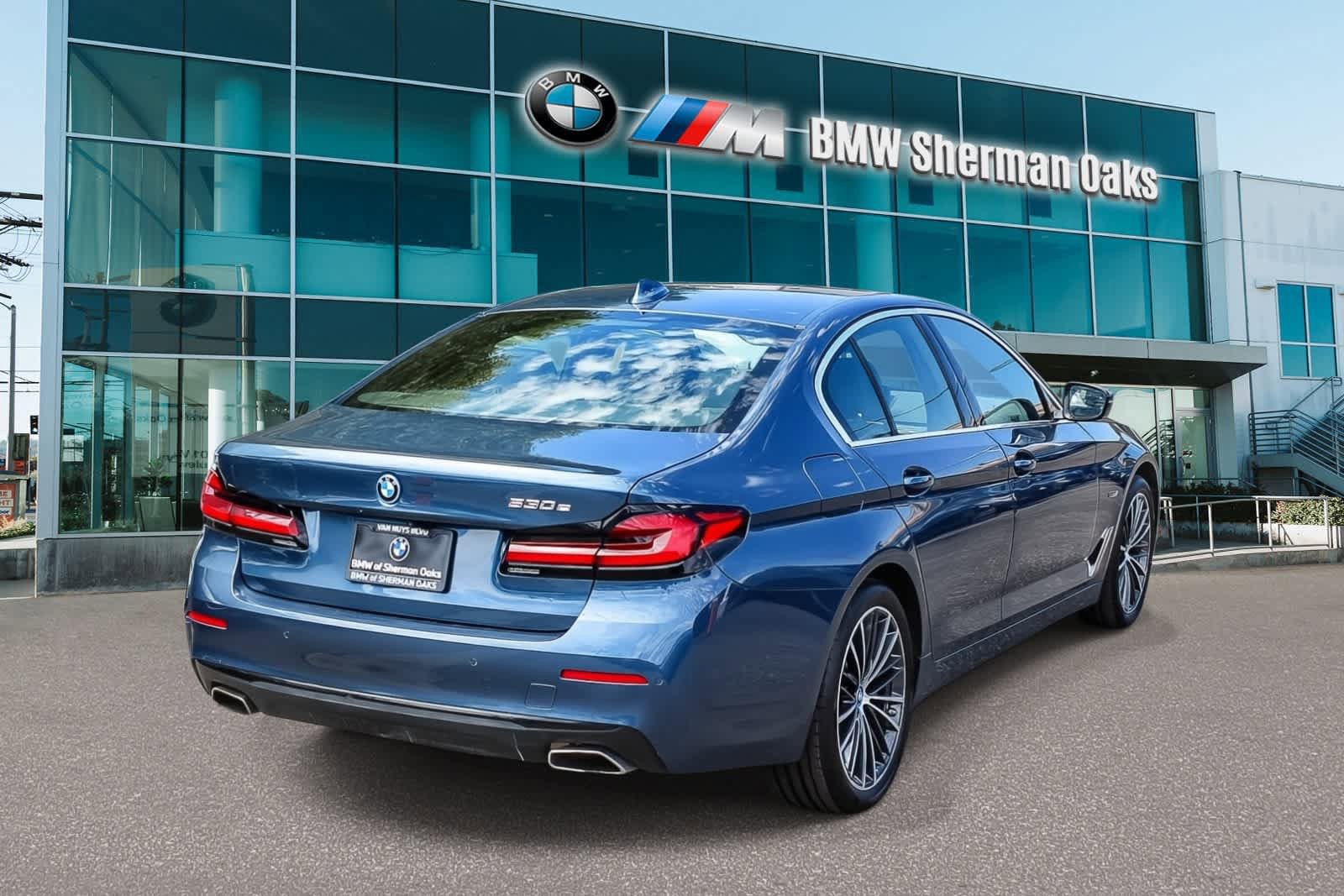 Certified 2023 BMW 530e w/ Convenience Package RWD image 4