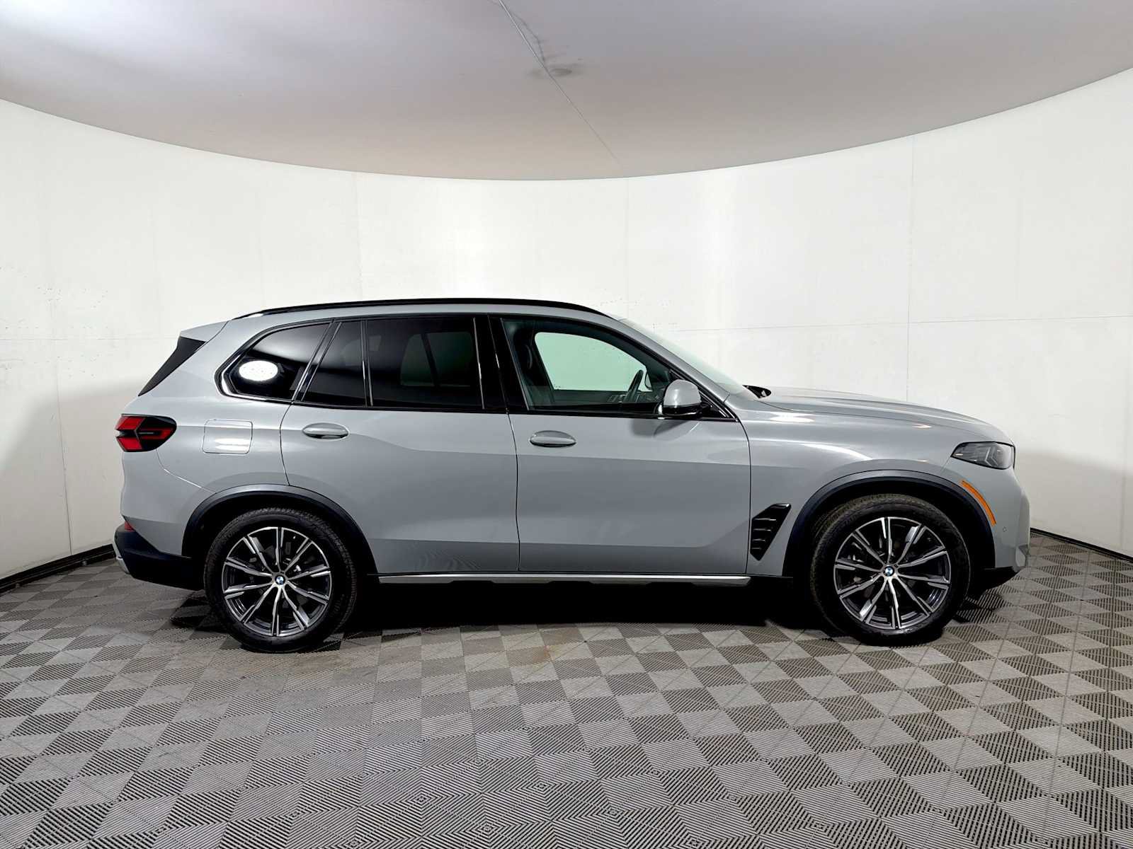 Used 2025 BMW X5 xDrive40i w/ M Sport Package AWD/4WD image 7