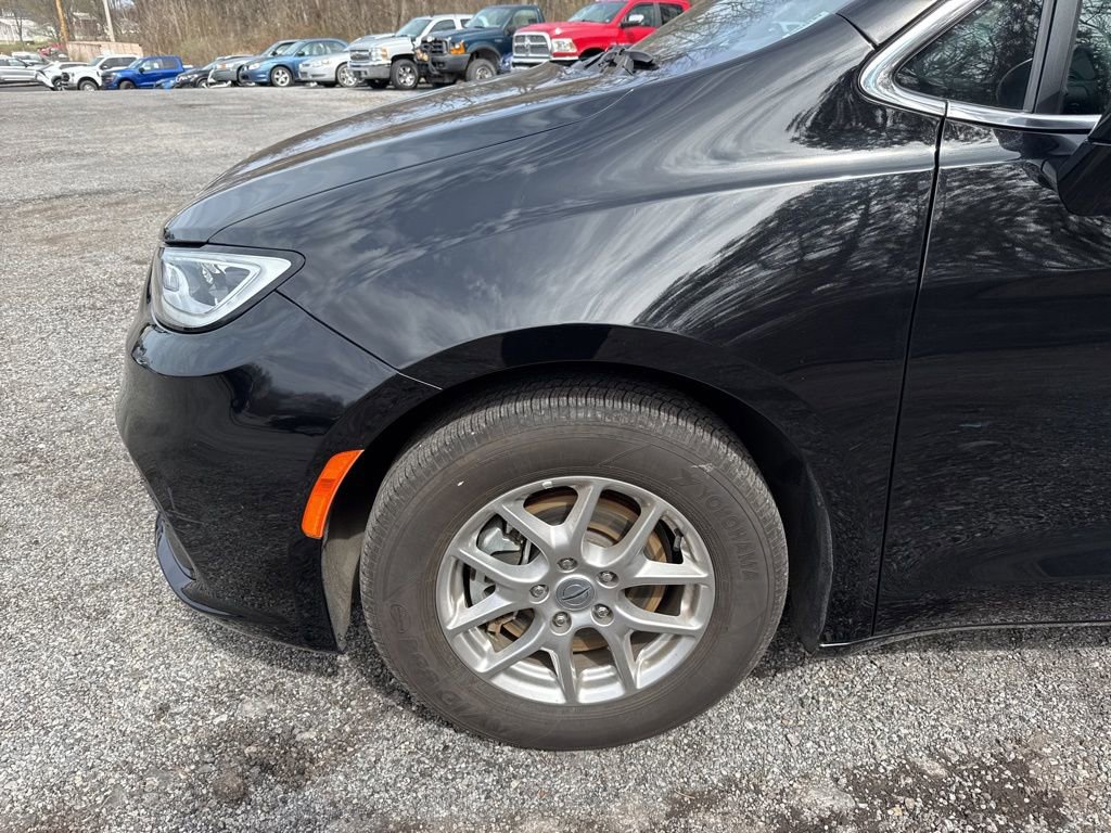 Used 2025 Chrysler Pacifica Select image 6