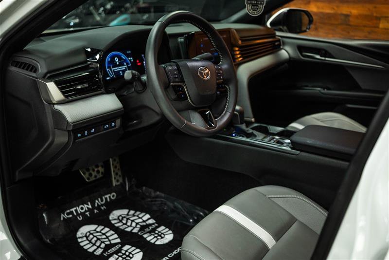 Used 2025 Toyota Camry SE w/ Convenience Package image 8