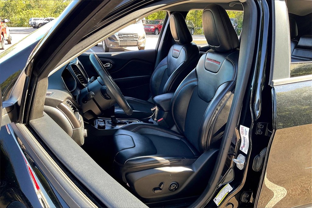 Used 2019 Jeep Cherokee Trailhawk w/ Cold Weather Group image 20