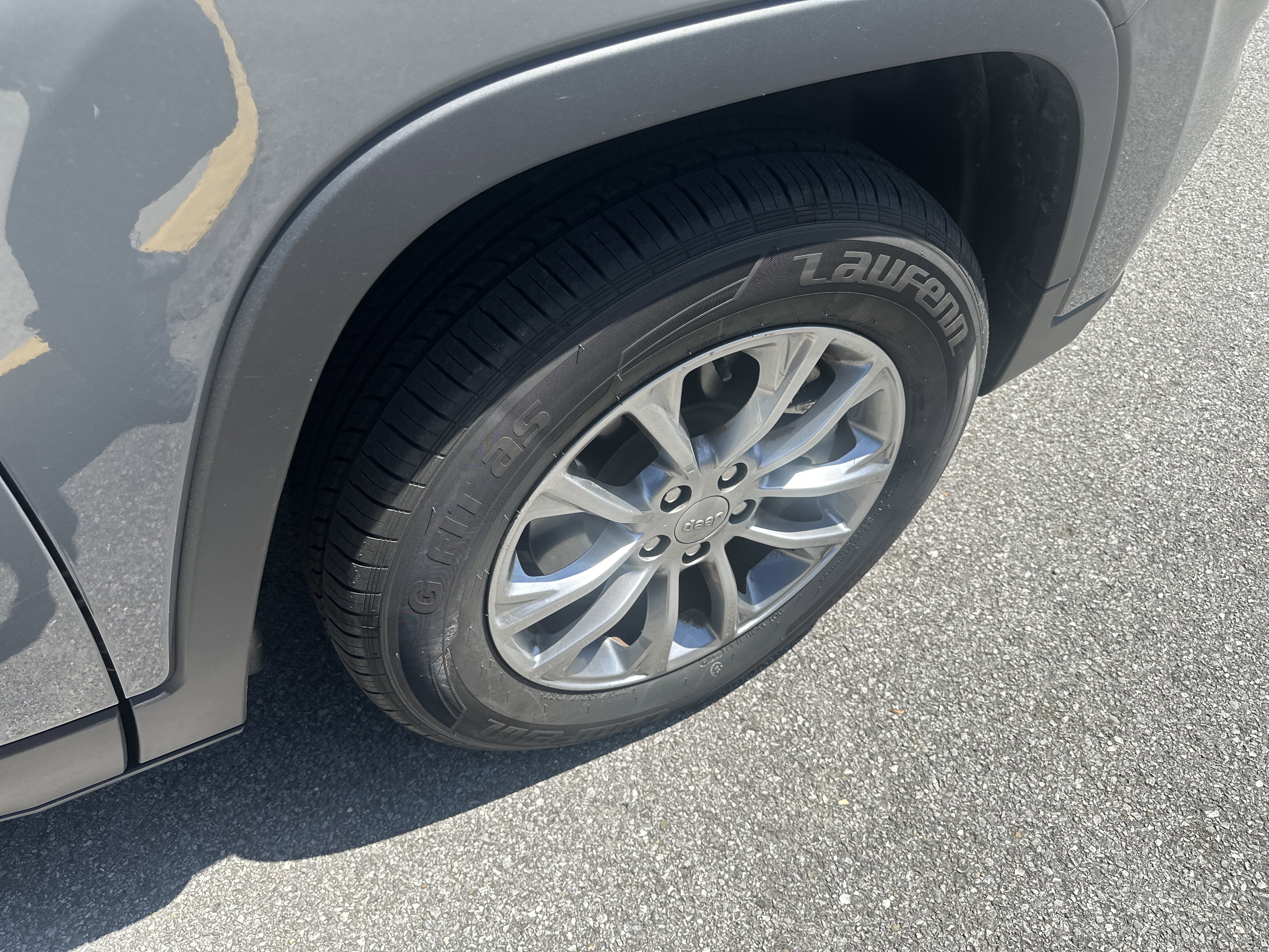 Used 2021 Jeep Cherokee Latitude Lux w/ Comfort/Convenience Group AWD/4WD image 31