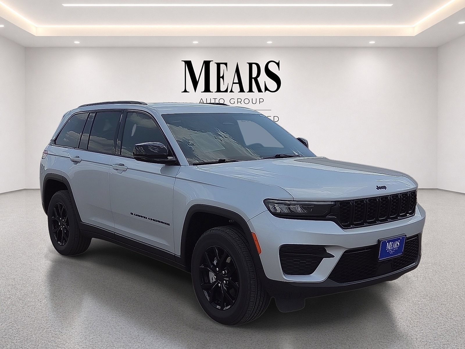 Used 2025 Jeep Grand Cherokee Altitude AWD/4WD image 7