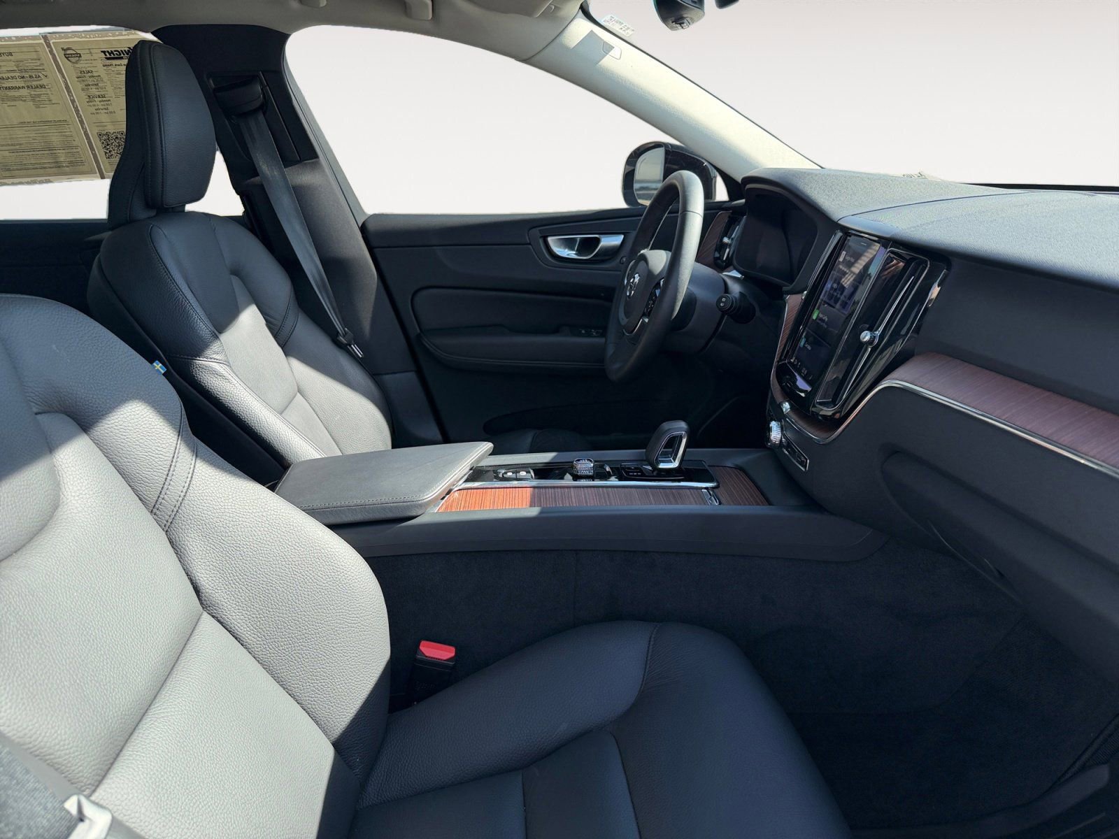 Used 2024 Volvo XC60 B5 Plus w/ Protection Package Premier image 15