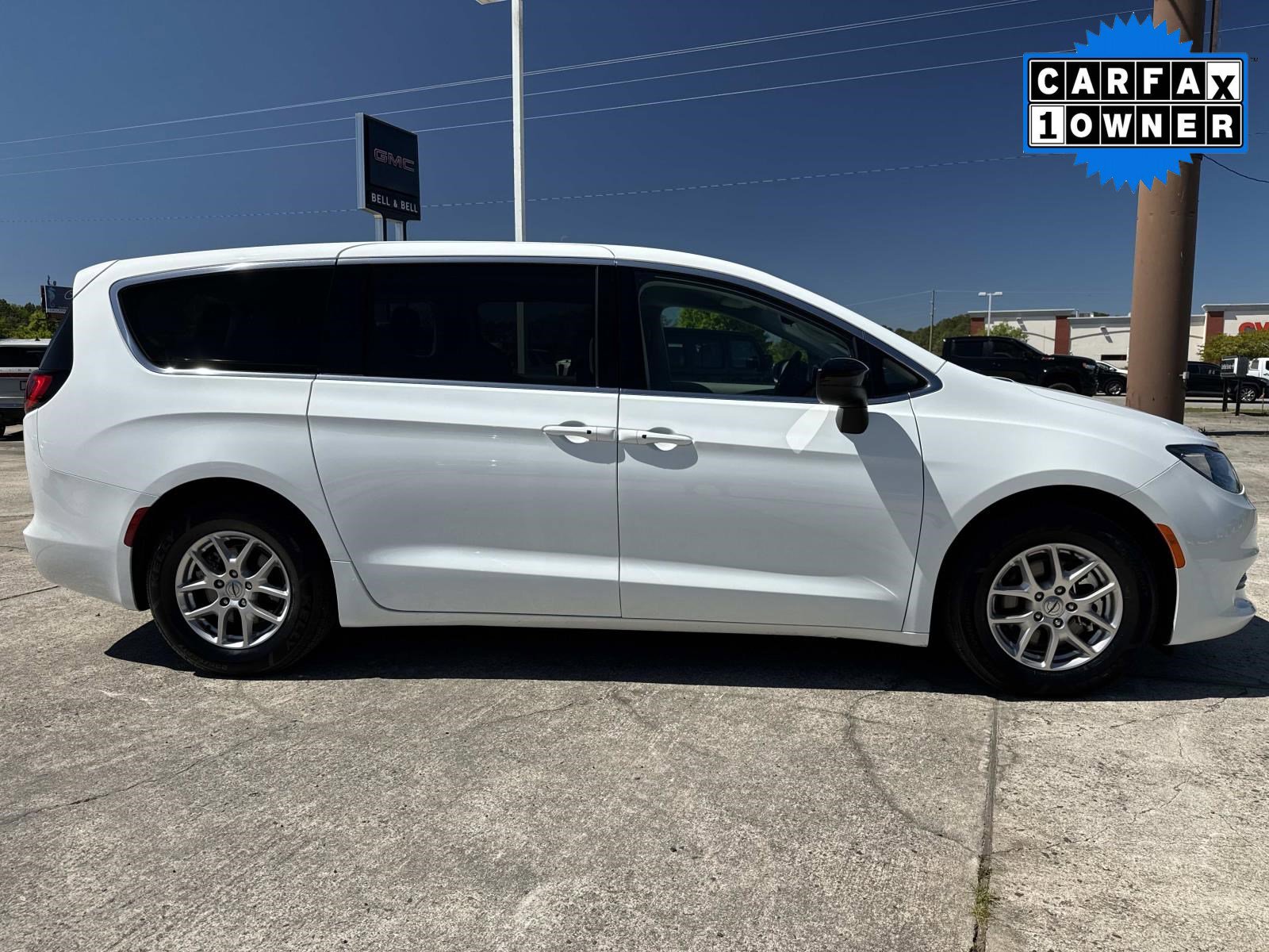 Used 2024 Chrysler Voyager LX image 2