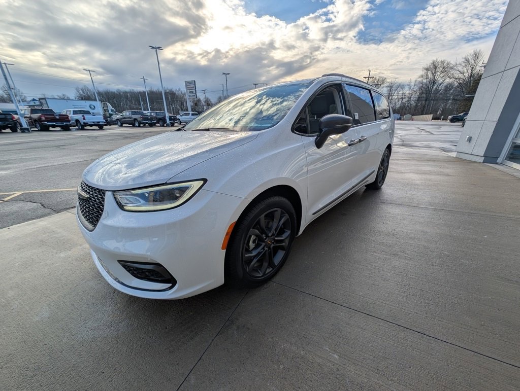 Used 2024 Chrysler Pacifica Touring-L w/ Road Tripper Package image 8