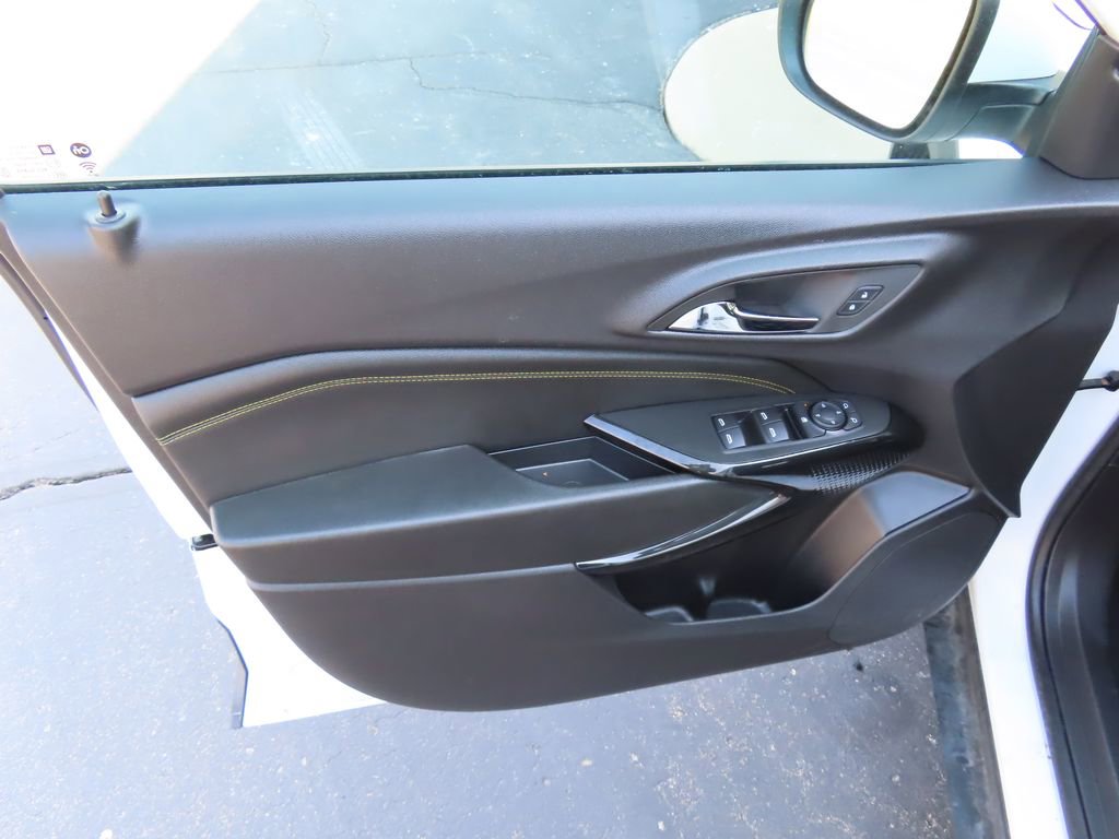 Certified 2025 Chevrolet Trax LT image 19