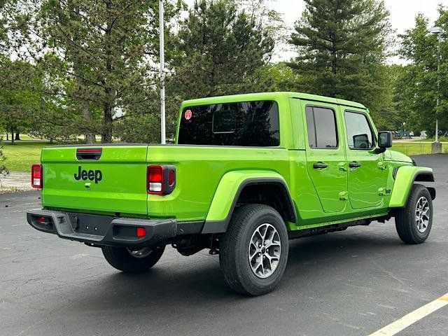 Used 2025 Jeep Gladiator Sport AWD/4WD image 5