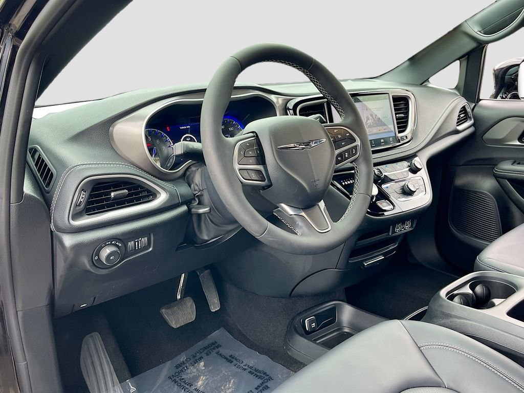 Certified 2025 Chrysler Pacifica Select image 9