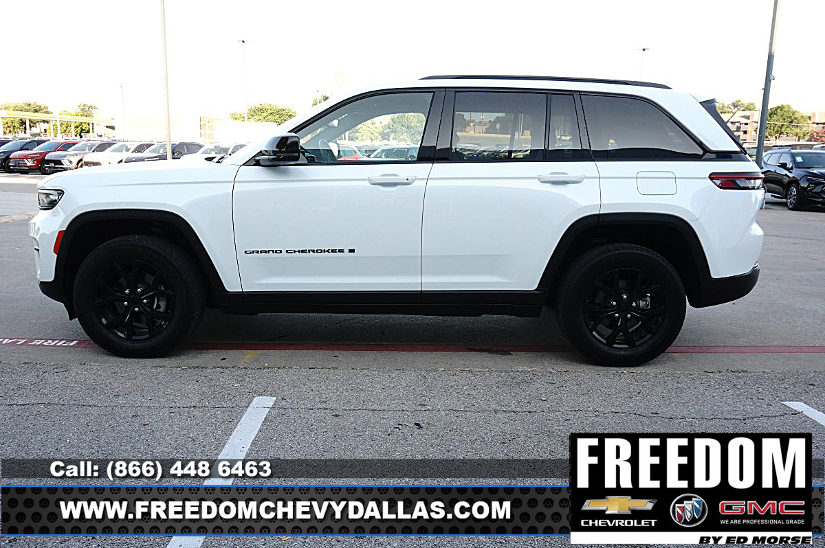 Used 2024 Jeep Grand Cherokee Altitude RWD image 4