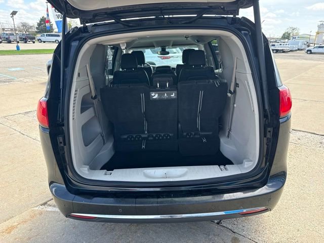 Used 2017 Chrysler Pacifica Touring-L FWD image 32