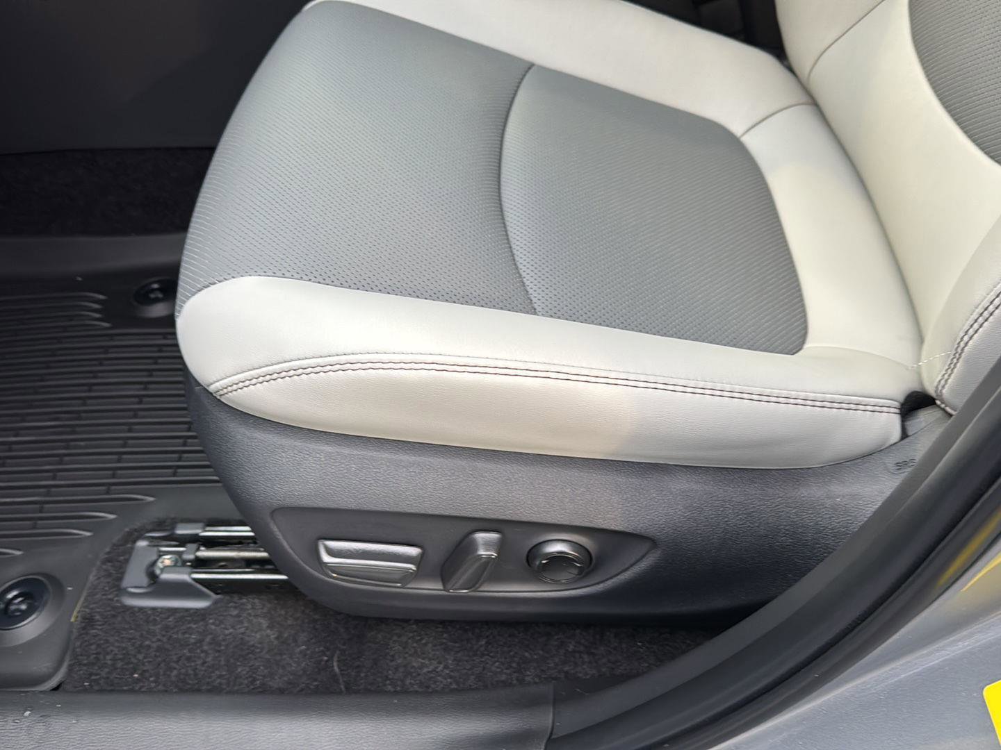 New 2025 Toyota RAV4 Limited image 29