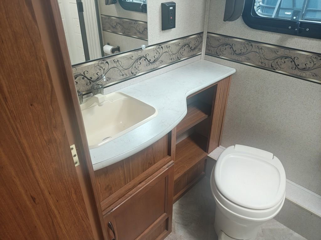 Used 2016 Ford E-450 and Econoline 450 Super Duty w/ Motorhome Prep Package image 23
