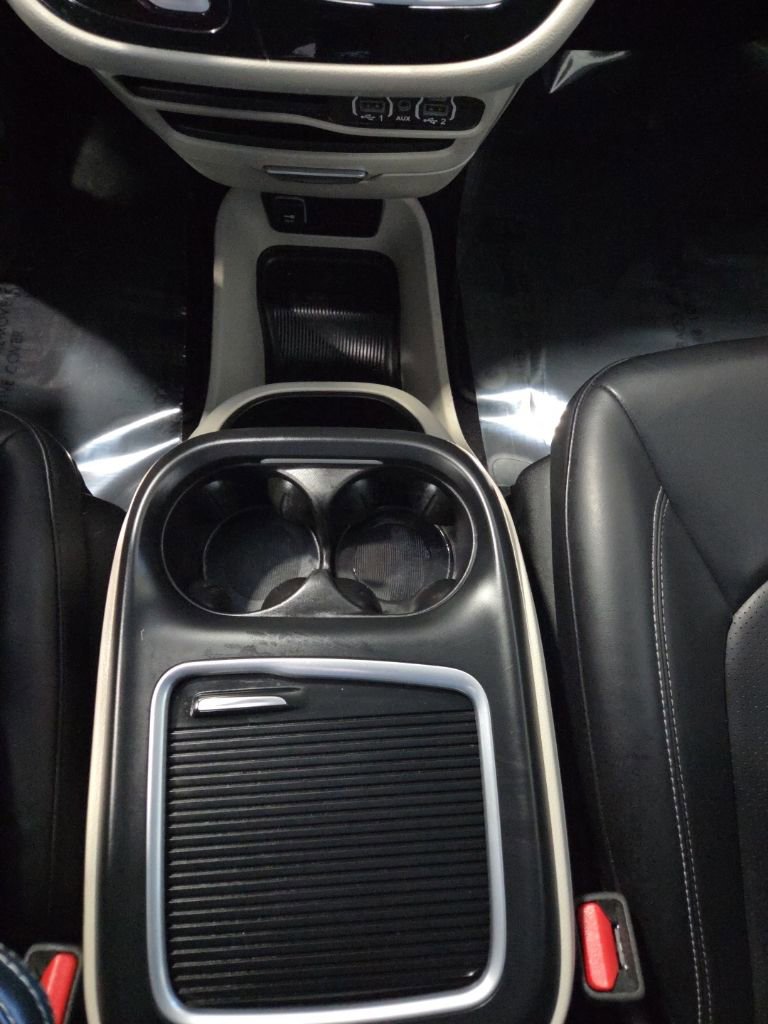 Used 2023 Chrysler Pacifica Touring-L image 27