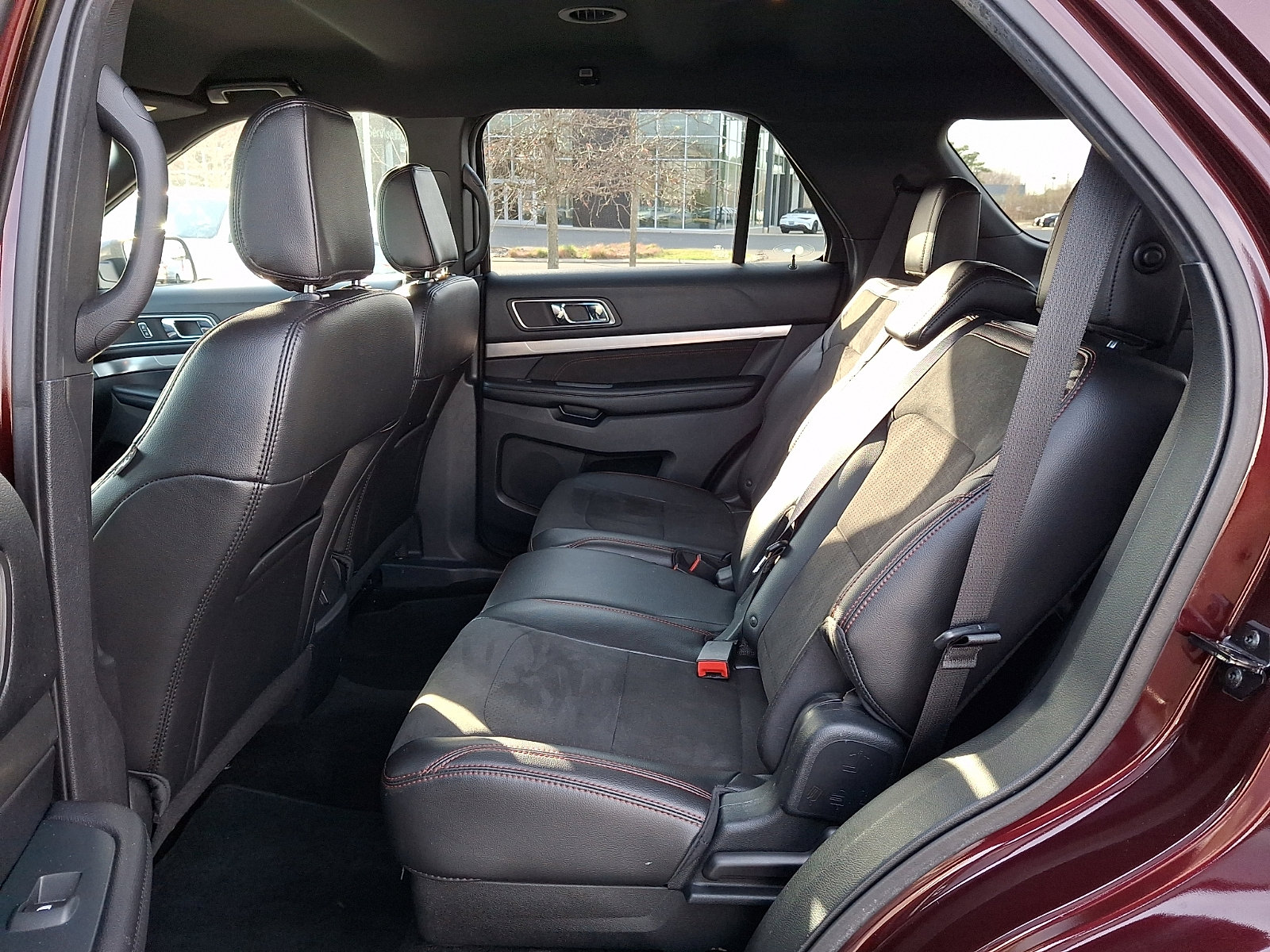 Used 2018 Ford Explorer XLT w/ Equipment Group 202A image 10