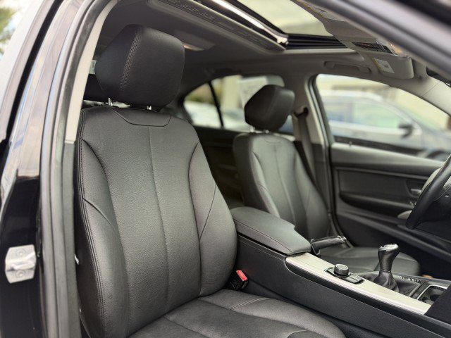Used 2016 BMW 320i Sedan RWD image 17