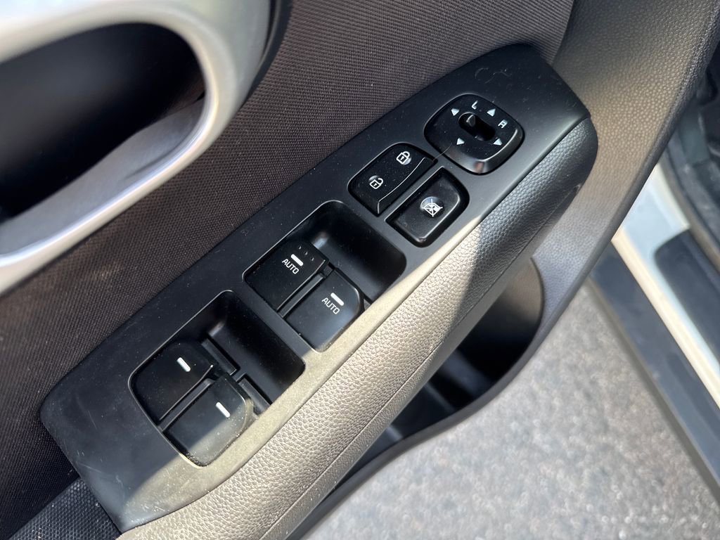 Used 2016 Kia Soul + FWD image 11