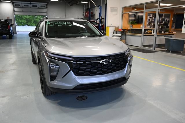 New 2026 Chevrolet Trax LT w/ Driver Confidence Package FWD image 3